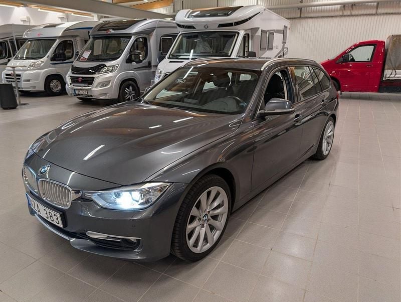 Grå Begagnad 2013 BMW 318 Kombi | 99 900 kr (Superpris) - Bild 1/4