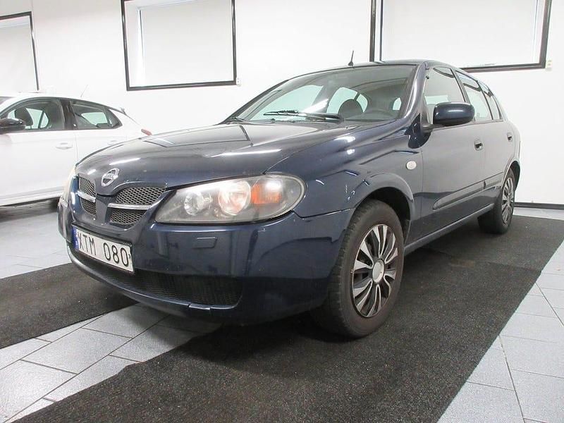 Mörkblå Begagnad 2005 Nissan Almera Halvkombi | 16 500 kr (Bra pris) - Bild 1/4