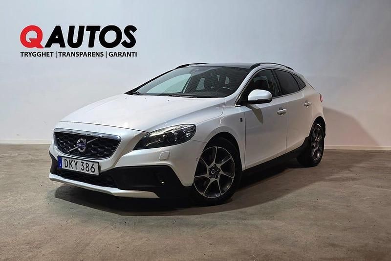 Vit Begagnad 2015 Volvo V40 CC Ocean Race Kombi | 139 700 kr (Marknadspris) - Bild 1/3