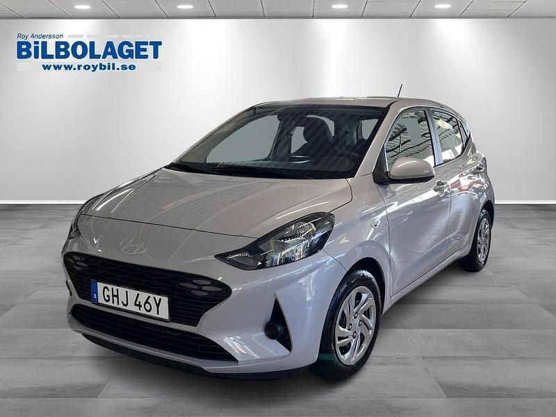 Grå Ny 2025 Hyundai i10 Essential Halvkombi | 189 900 kr (Marknadspris) - Bild 1/4