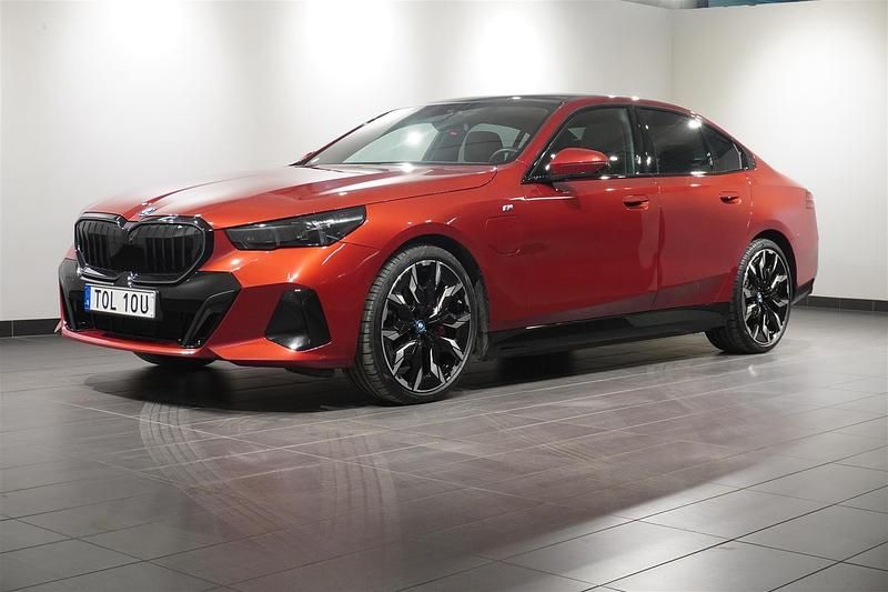 Röd/orange Begagnad 2023 BMW 550e M Sport Sedan | 929 800 kr (Dyr) - Bild 1/4