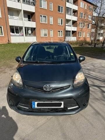 Grå Begagnad 2014 Toyota Aygo Halvkombi | 45 000 kr (Marknadspris) - Bild 1/4