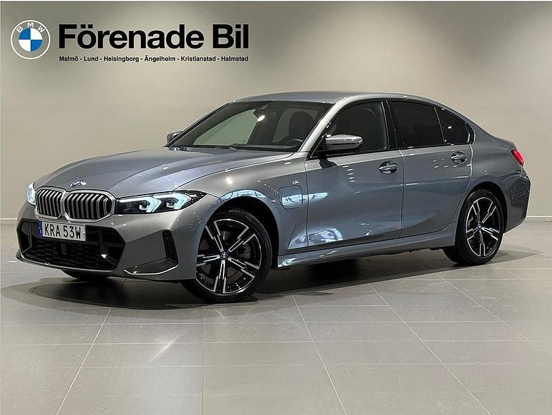 Grå Begagnad 2024 BMW 330e M Sport Sedan | 469 000 kr (Superpris) - Bild 1/4