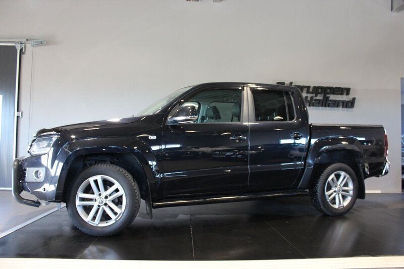 Svart Begagnad 2015 VW Amarok Highline Pickup | 189 900 kr (Marknadspris) - Bild 1/3