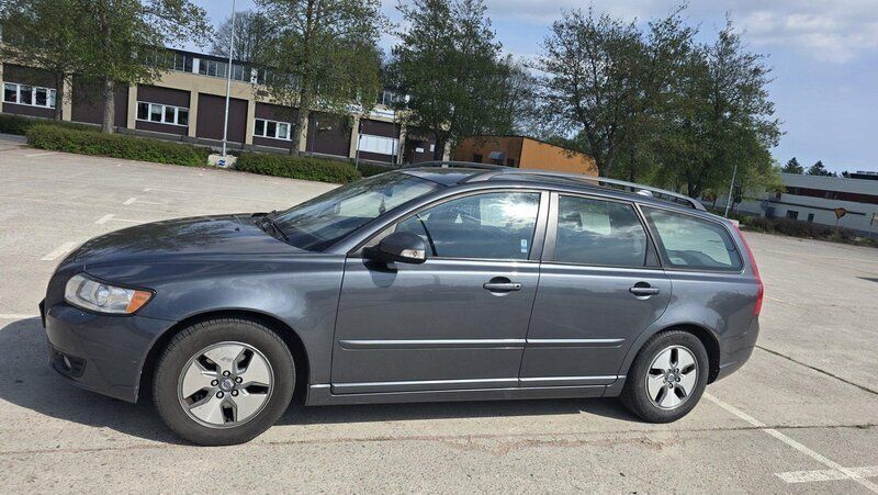 Grå Begagnad 2009 Volvo V50 Kombi | 39 000 kr (Marknadspris) - Bild 1/4