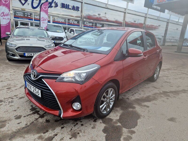 Röd Begagnad 2014 Toyota Yaris Active Halvkombi | 104 500 kr (Marknadspris) - Bild 1/4