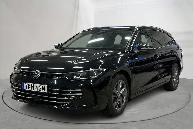 Svart Begagnad 2025 VW Passat Elegance | 420 000 kr - Bild 1/4