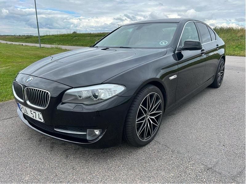Svart Begagnad 2013 BMW 520 Comfort Edition Sedan | 92 000 kr (Bra pris) - Bild 1/4