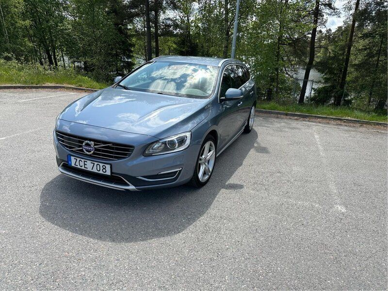 Blå Begagnad 2018 Volvo V60 Summum Kombi | 159 900 kr (Marknadspris) - Bild 1/4