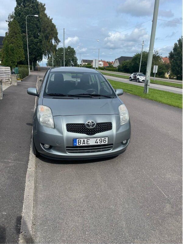 Grå Begagnad 2006 Toyota Yaris Halvkombi | 39 000 kr (Marknadspris) - Bild 1/4
