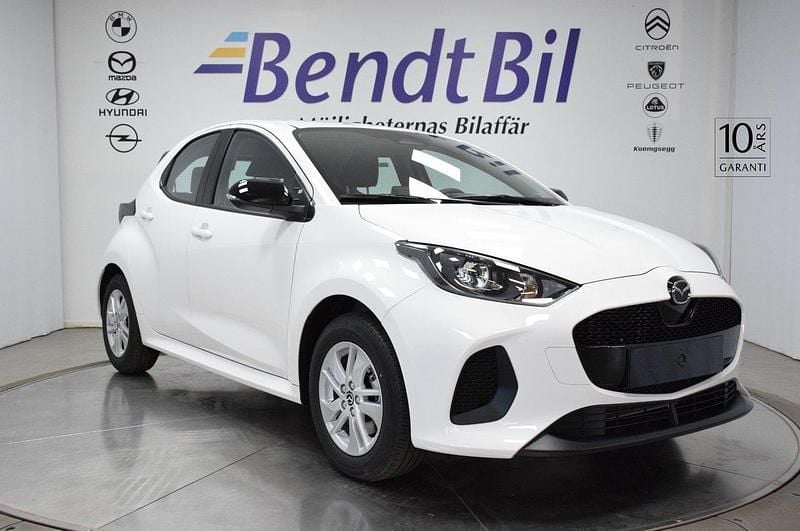 Vit Ny 2025 Mazda 2 Center-Line Halvkombi | 253 400 kr (Marknadspris) - Bild 1/3