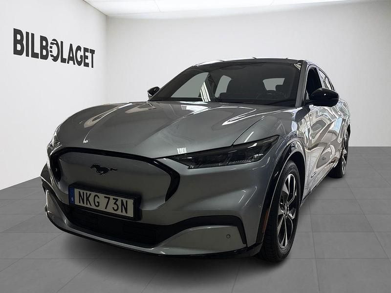 Grå Begagnad 2022 Ford Mustang Mach-E Standard Range SUV | 359 800 kr (Marknadspris) - Bild 1/4
