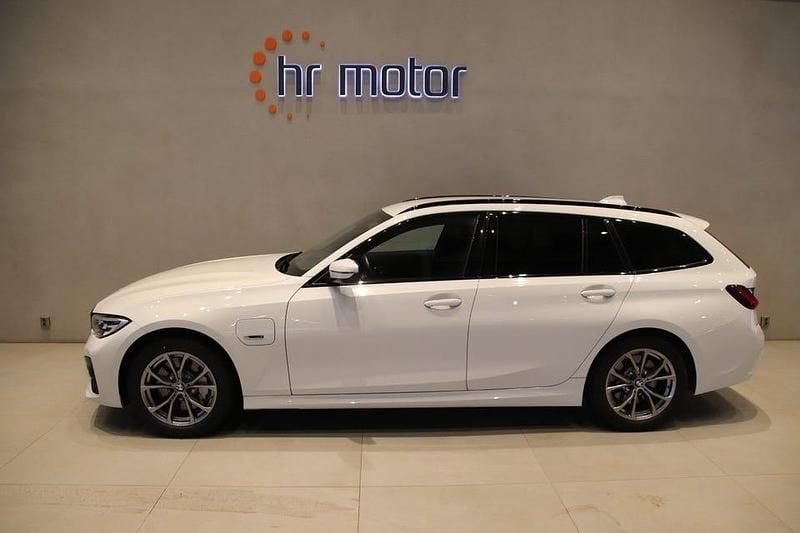 Vit Begagnad 2022 BMW 330 M Sport Kombi | 309 000 kr (Dyr) - Bild 1/4