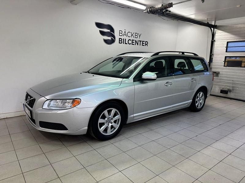 Ljusgrå (grå) Begagnad 2012 Volvo V70 Drive Kinetic Kombi | 99 800 kr (Marknadspris) - Bild 1/4