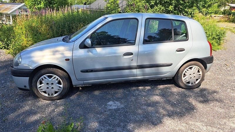 Grå Begagnad 2000 Renault Clio II Halvkombi | 16 000 kr (Marknadspris) - Bild 1/3