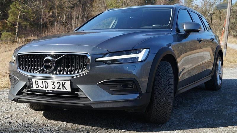 Grå Begagnad 2020 Volvo V60 CC Momentum Kombi | 320 000 kr (Marknadspris) - Bild 1/4