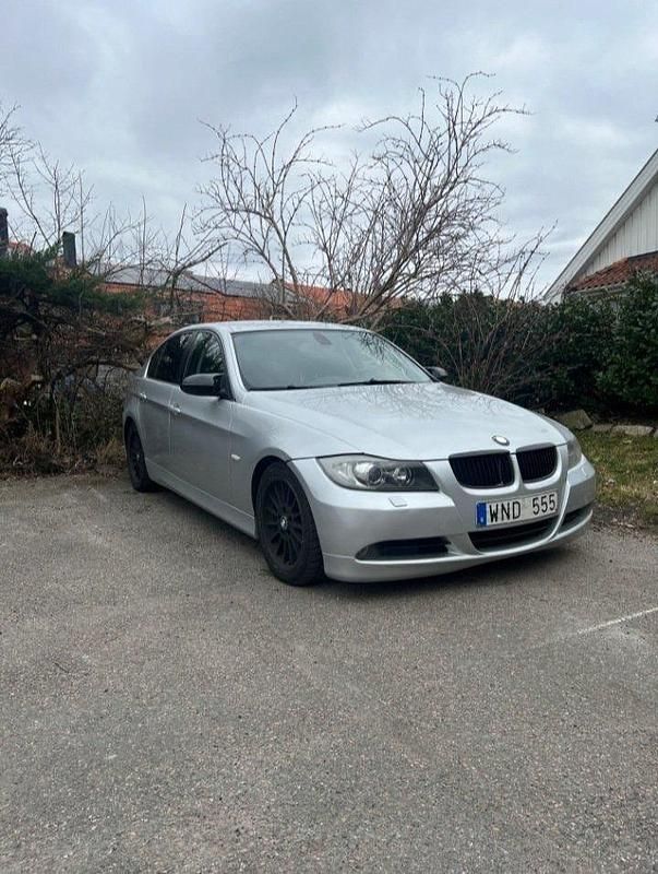 Begagnad BMW 325 Comfort Edition 218 HK (160 kW) 2005 Grå Sedan
