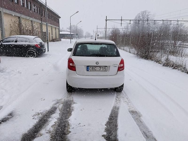 Begagnad Skoda Fabia Ambiente 75 HK (55 kW) 2012 Vit Halvkombi