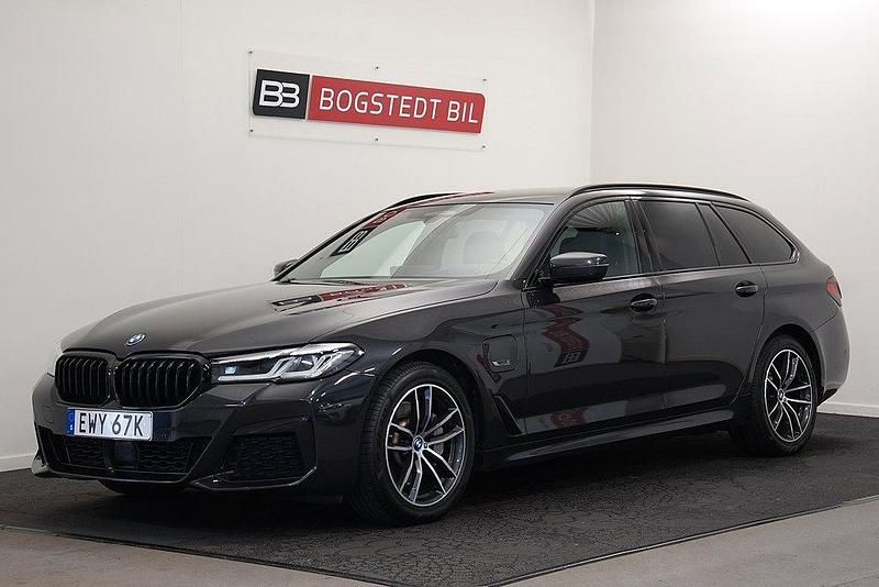 Grå Begagnad 2022 BMW 530e M Sport Kombi | 409 000 kr (Marknadspris) - Bild 1/4