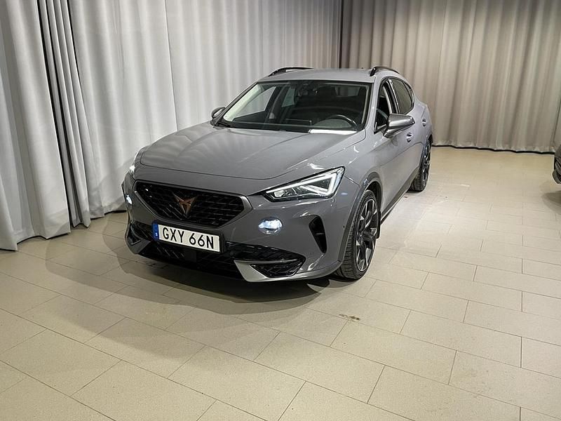 Grå Begagnad 2023 Cupra Formentor SUV | 239 900 kr (Marknadspris) - Bild 1/4