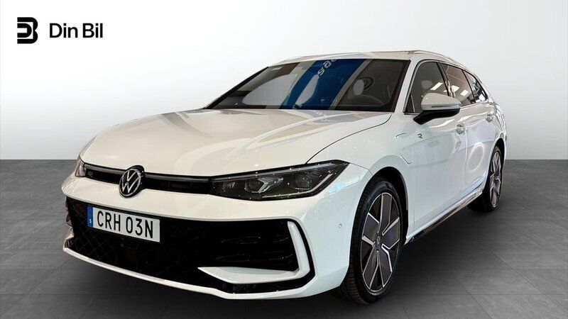 Vit (pure white) Ny 2025 VW Passat R-line Kombi | 556 400 kr (Marknadspris) - Bild 1/4