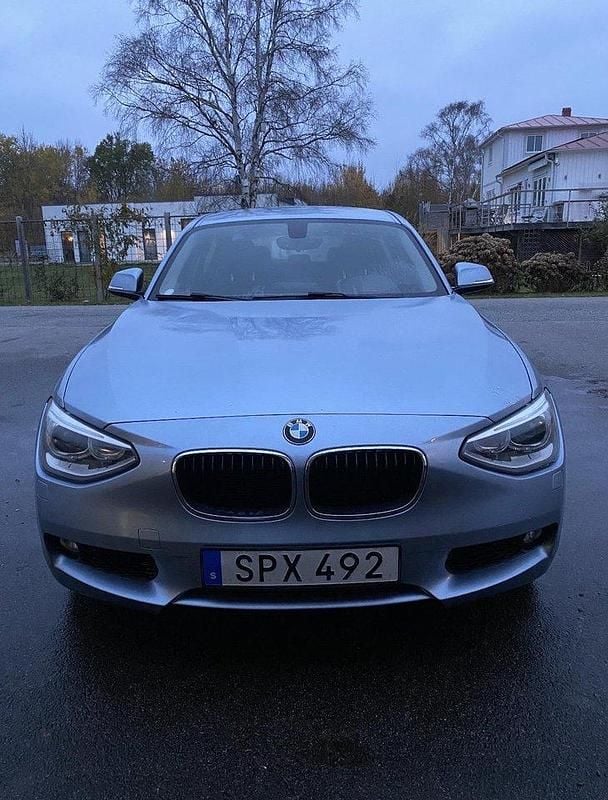 Blå Begagnad 2014 BMW 118 M Sport Halvkombi | 110 000 kr (Marknadspris) - Bild 1/4