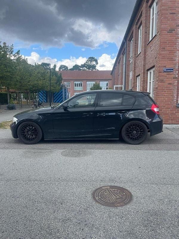 Svart Begagnad 2006 BMW 130 Comfort Edition Halvkombi | 125 000 kr - Bild 1/4