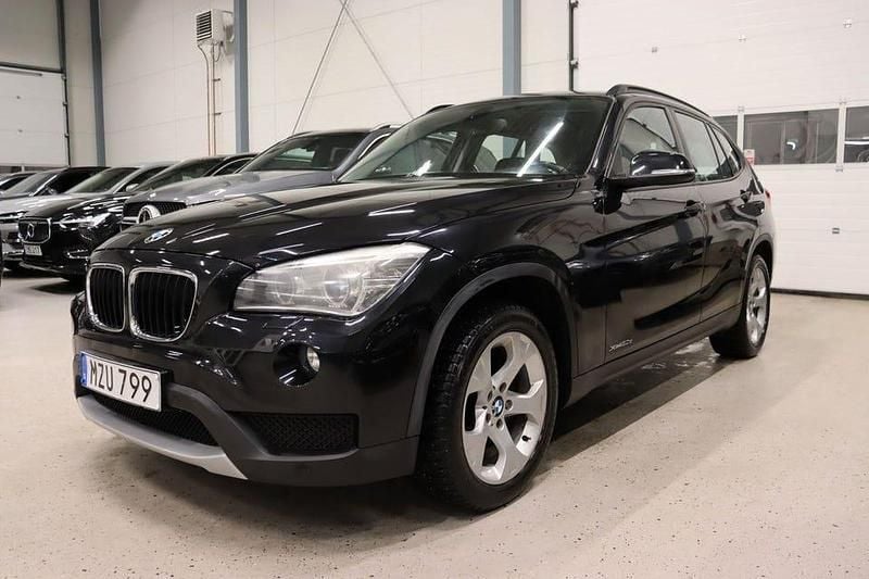 Svart Begagnad 2012 BMW X1 SUV | 139 800 kr (Marknadspris) - Bild 1/4
