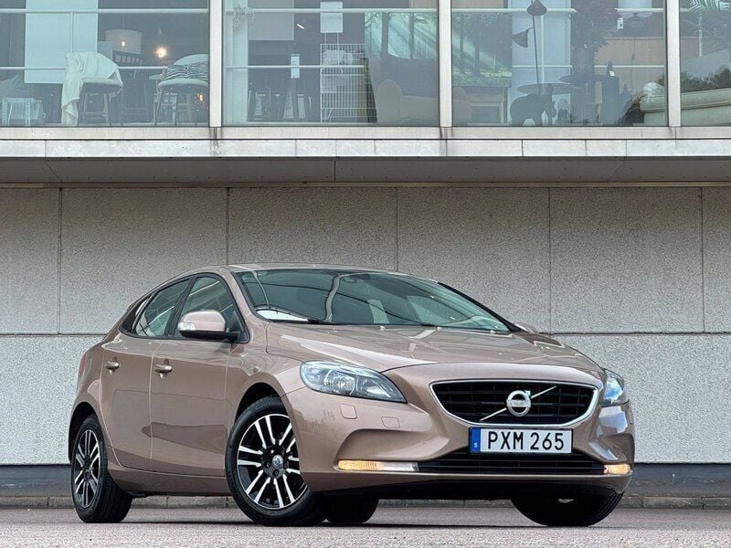 Brun Begagnad 2013 Volvo V40 Kombi | 119 900 kr (Marknadspris) - Bild 1/4