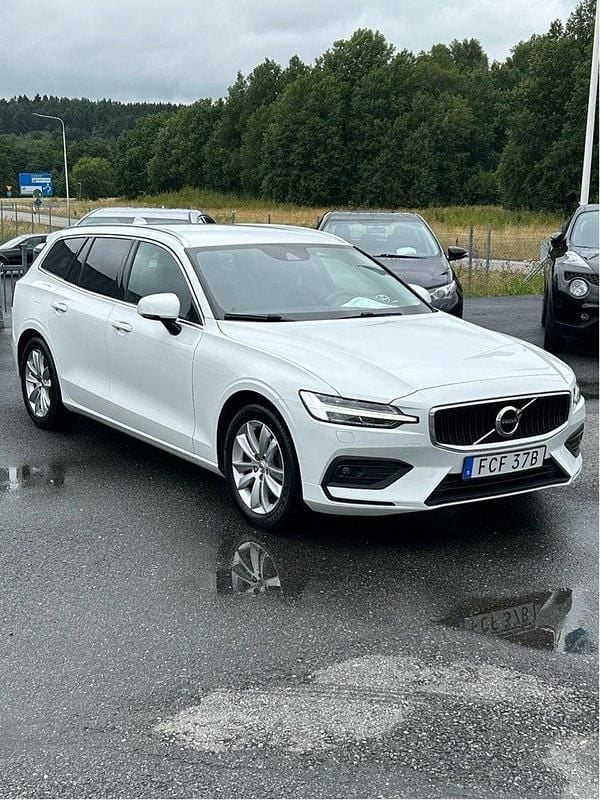 Vit Begagnad 2019 Volvo V60 Momentum Kombi | 215 000 kr (Bra pris) - Bild 1/4