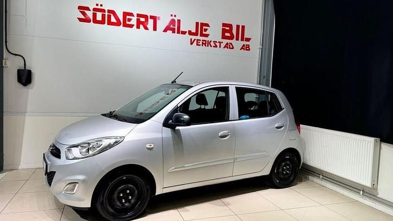 Silver Begagnad 2012 Hyundai i10 Select Halvkombi | 44 900 kr (Marknadspris) - Bild 1/4
