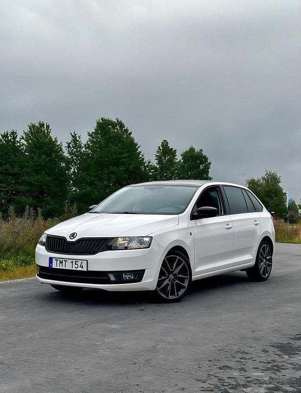 Vit Begagnad 2015 Skoda Rapid Halvkombi | 94 500 kr (Bra pris) - Bild 1/4