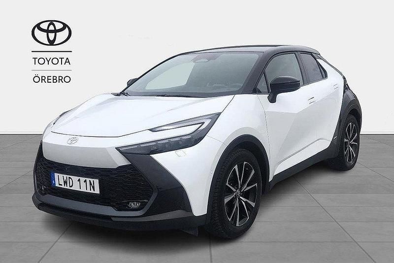 Vit Begagnad 2023 Toyota C-HR Executive SUV | 415 500 kr (Marknadspris) - Bild 1/4
