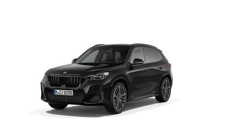 Black sapphire metallic Begagnad 2024 BMW X1 M Sport SUV | 484 500 kr (Marknadspris) - Bild 1/4
