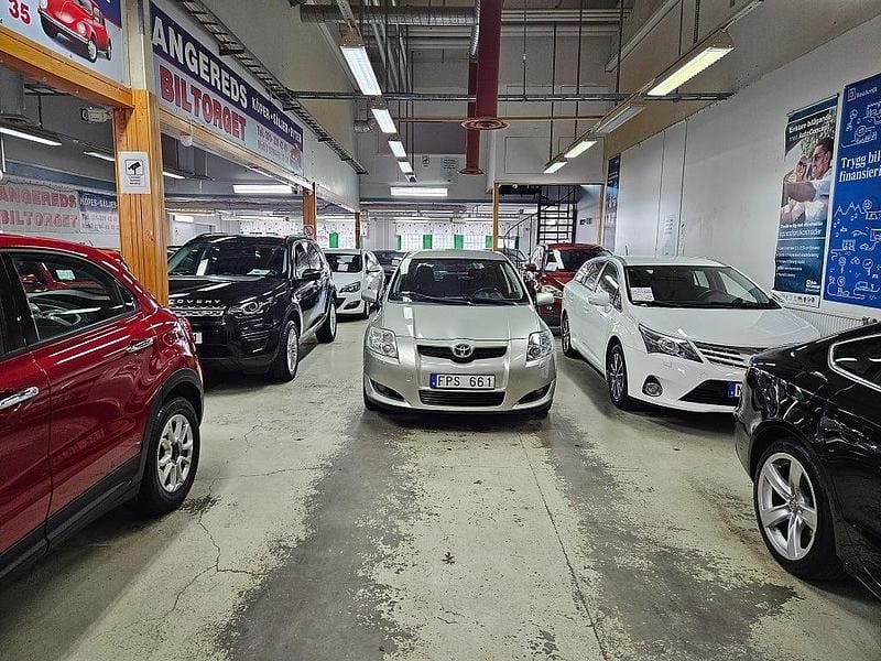 Begagnad Toyota Auris 124 HK (91 kW) 2007 Silver Halvkombi