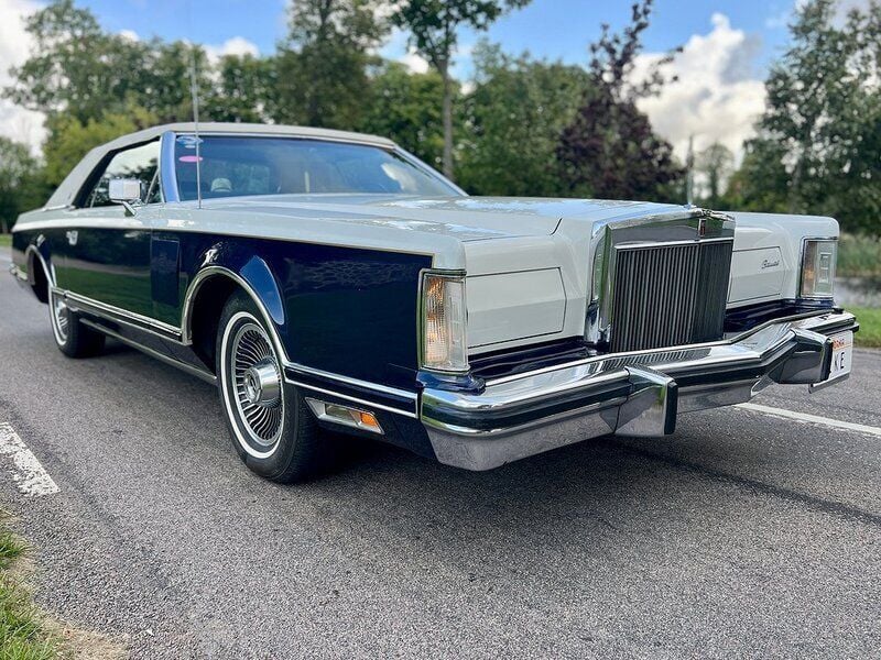 Begagnad Lincoln Continental 180 HK (132 kW) 1979 White & midnight blue moon dust metallic Sportkupé