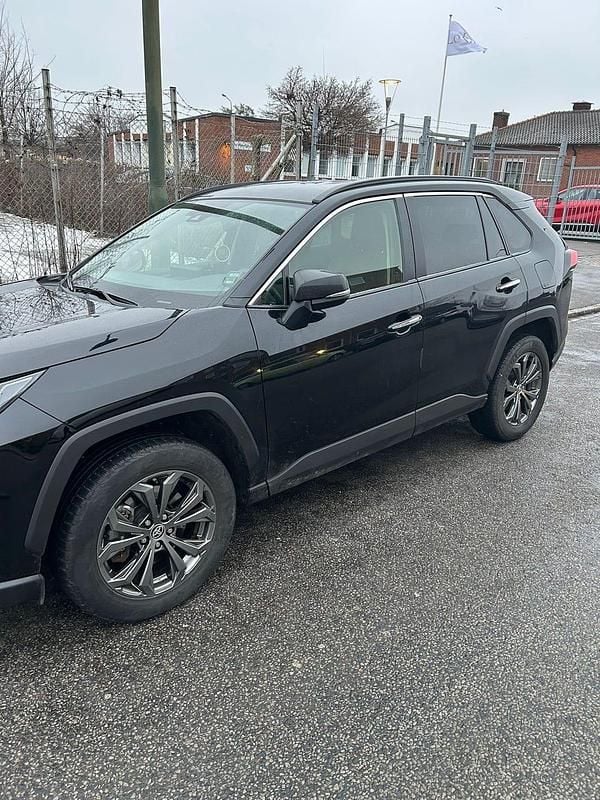 Begagnad 2022 Toyota RAV4 Hybrid SUV | 320 000 kr (Bra pris) - Bild 1/4