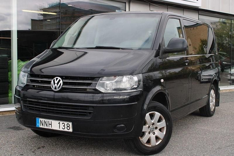 Svart Begagnad 2014 VW Caravelle Comfortline Minibuss | 154 900 kr (Bra pris) - Bild 1/4