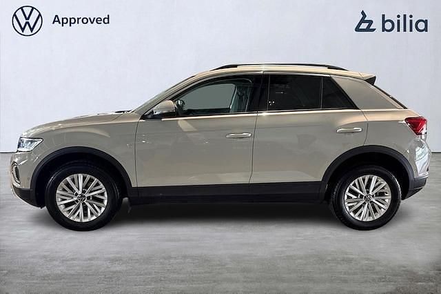Grå Begagnad 2022 VW T-Roc Life SUV | 219 900 kr (Marknadspris) - Bild 1/4