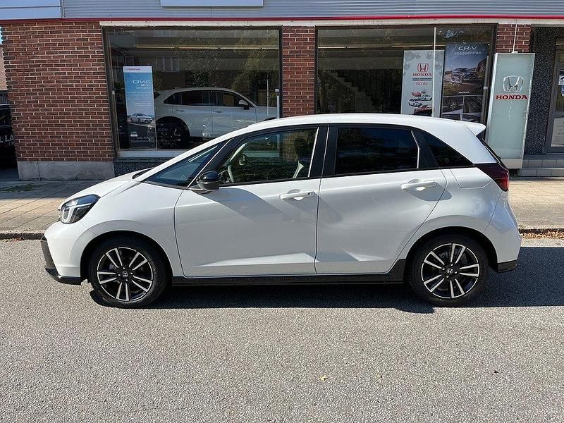 Vit Ny 2025 Honda Jazz Advance Halvkombi | 312 800 kr (Marknadspris) - Bild 1/4