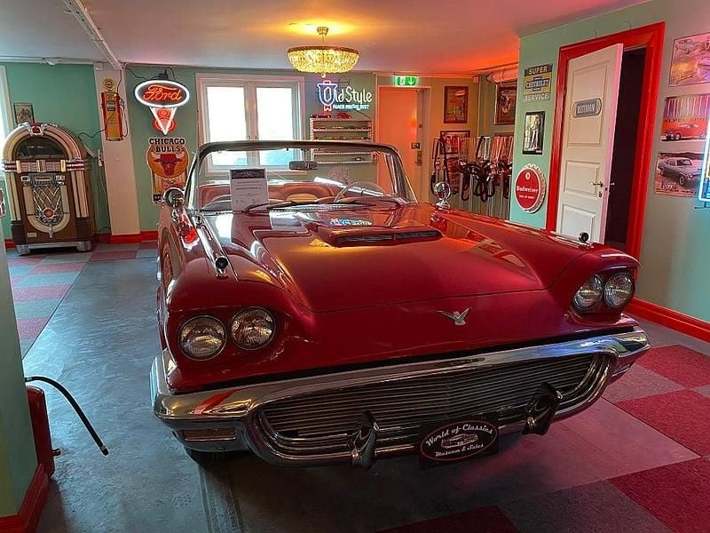 Begagnad Ford Thunderbird 301 HK (221 kW) 1959 Röd Cab