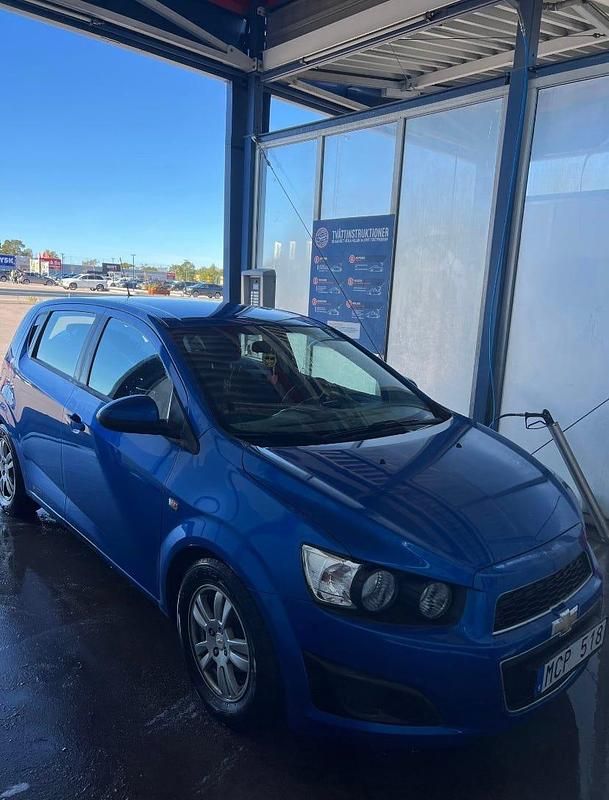 Sport metallic blue Begagnad 2012 Chevrolet Aveo Halvkombi | 39 999 kr (Marknadspris) - Bild 1/4