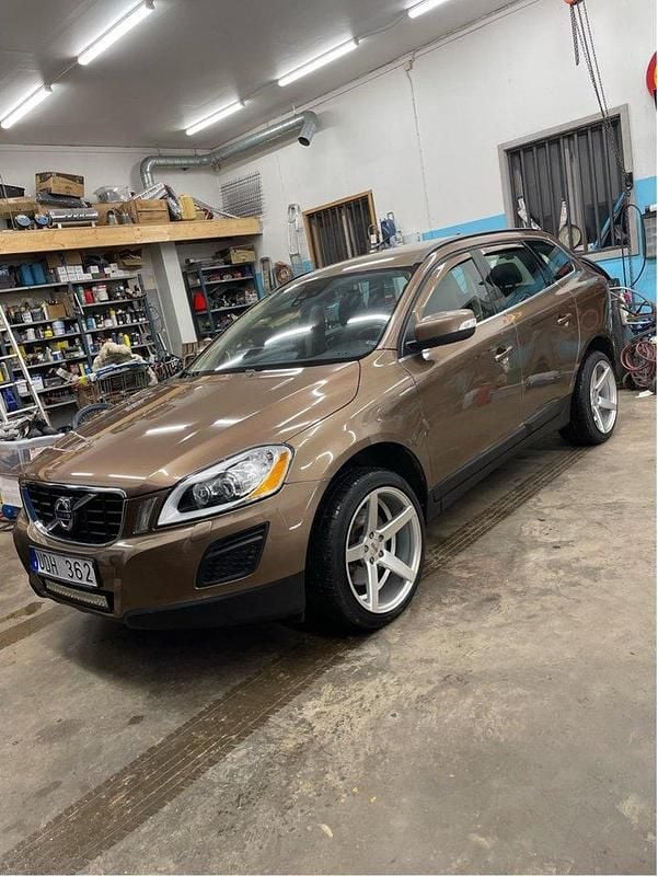Brun Begagnad 2011 Volvo XC60 Momentum SUV | 79 900 kr - Bild 1/4