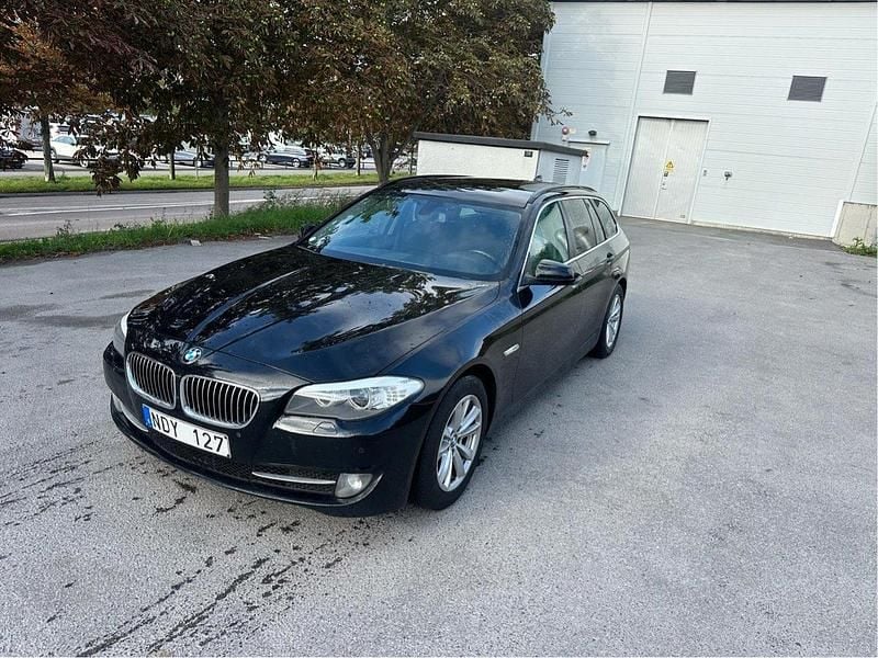 Svart Begagnad 2013 BMW 520 Kombi | 75 000 kr (Superpris) - Bild 1/4