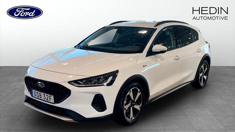 Vit (white) Begagnad 2022 Ford Focus Active Halvkombi | 204 900 kr (Marknadspris) - Bild 1/4