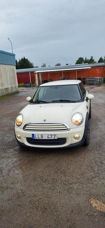 Vit Begagnad 2013 Mini ONE Halvkombi | 50 000 kr (Superpris) - Bild 1/4