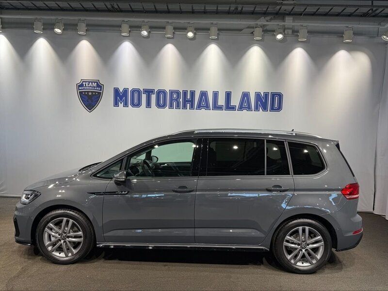 Grå Ny 2025 VW Touran R-line Edition Minibuss | 468 600 kr - Bild 1/4