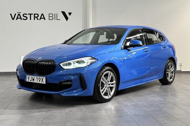 Begagnad BMW 118 Shadowline 136 HK (100 kW) 2021 Blå Halvkombi