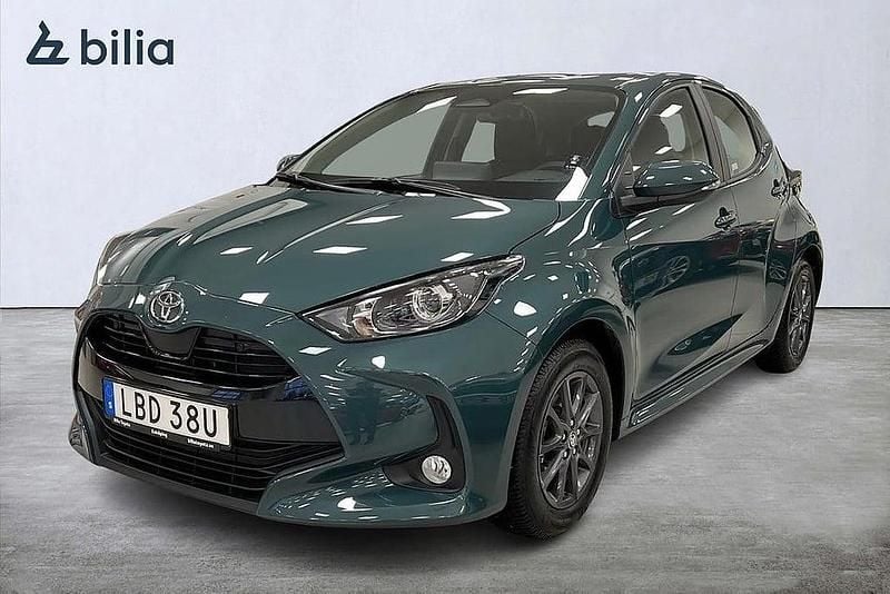 Grön Begagnad 2025 Toyota Yaris Hybrid Active Halvkombi | 248 500 kr (Marknadspris) - Bild 1/3