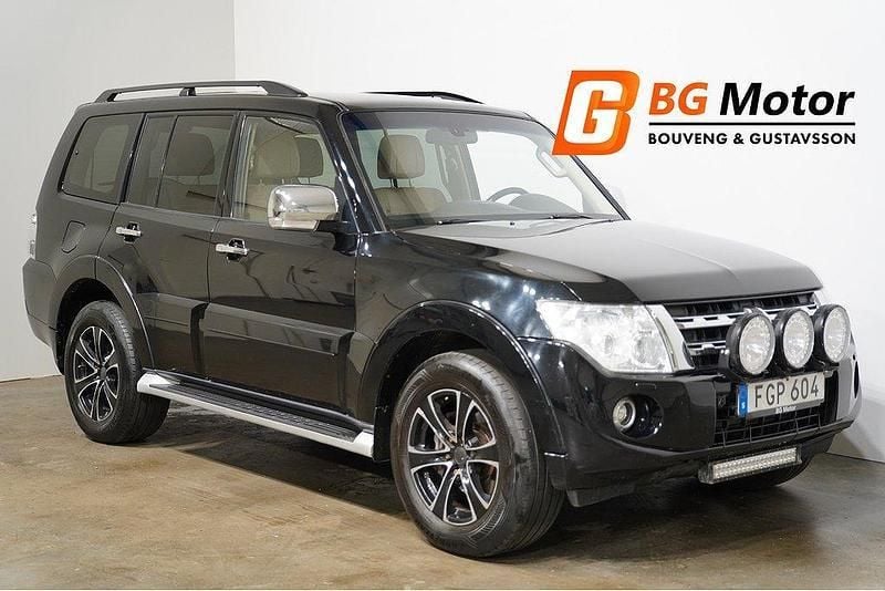 Svart Begagnad 2014 Mitsubishi Pajero SUV | 199 700 kr (Marknadspris) - Bild 1/4